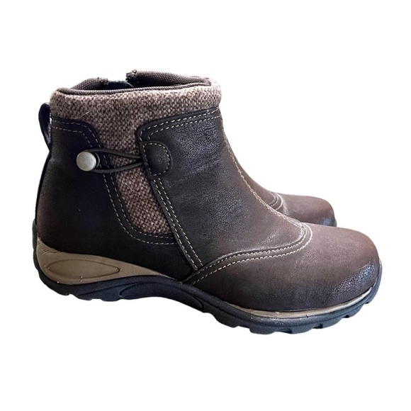 EASTLAND, BRIDGET, ANKLE BOOT. BROWN SYNTHETIC UPPER WITH FABRIC LINING. SIZE 6M - Picture 1 of 8